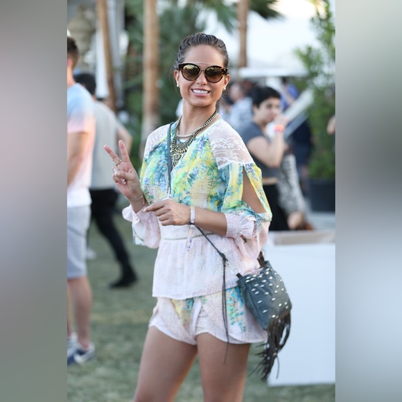 BEBE Two-Piece Set Short and Blouse - Picture 8 of 8